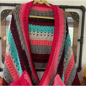 What a way to brighten up your autumn day. It’s a pocketed shawl. 67 x 23.